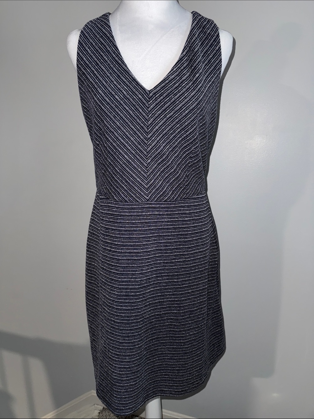 Loft Sleeveless V-Neck Striped Knit Dress in Navy and White Sz 10